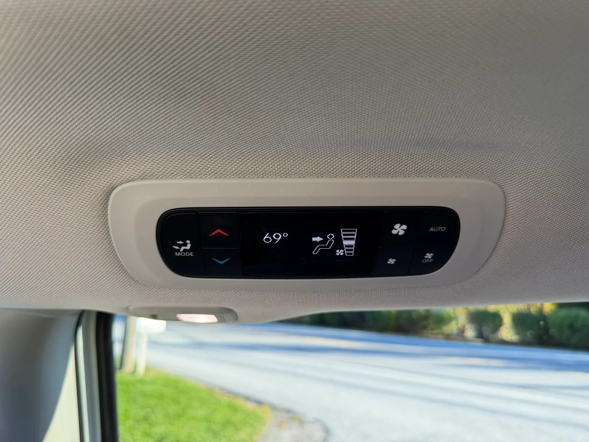 Used 2023 Chrysler Pacifica Limited w/ Uconnect Theater Family Group FWD image 36