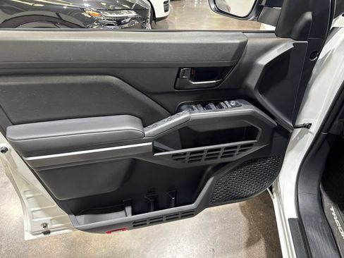 Used 2025 Toyota Tacoma SR5 AWD/4WD image 22