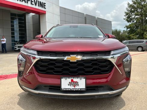 Used 2025 Chevrolet Trax LT FWD image 3