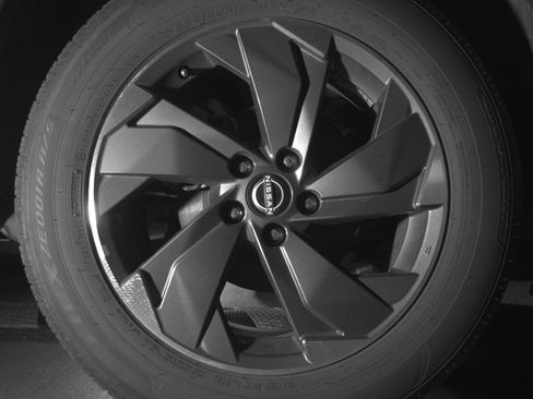 Used 2025 Nissan Rogue SV FWD image 15