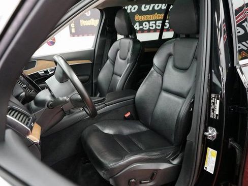 Used 2022 Volvo XC90 T6 Momentum image 3