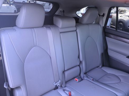 Used 2021 Toyota Highlander Limited image 36