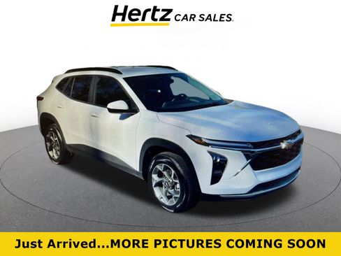 Used 2025 Chevrolet Trax LT image 1