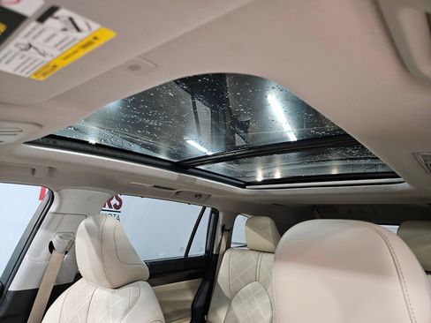 Used 2024 Toyota Highlander Platinum FWD image 25