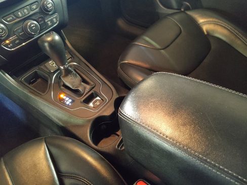 Used 2020 Jeep Cherokee Latitude Plus FWD image 26