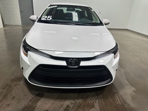 Used 2025 Toyota Corolla LE FWD image 11