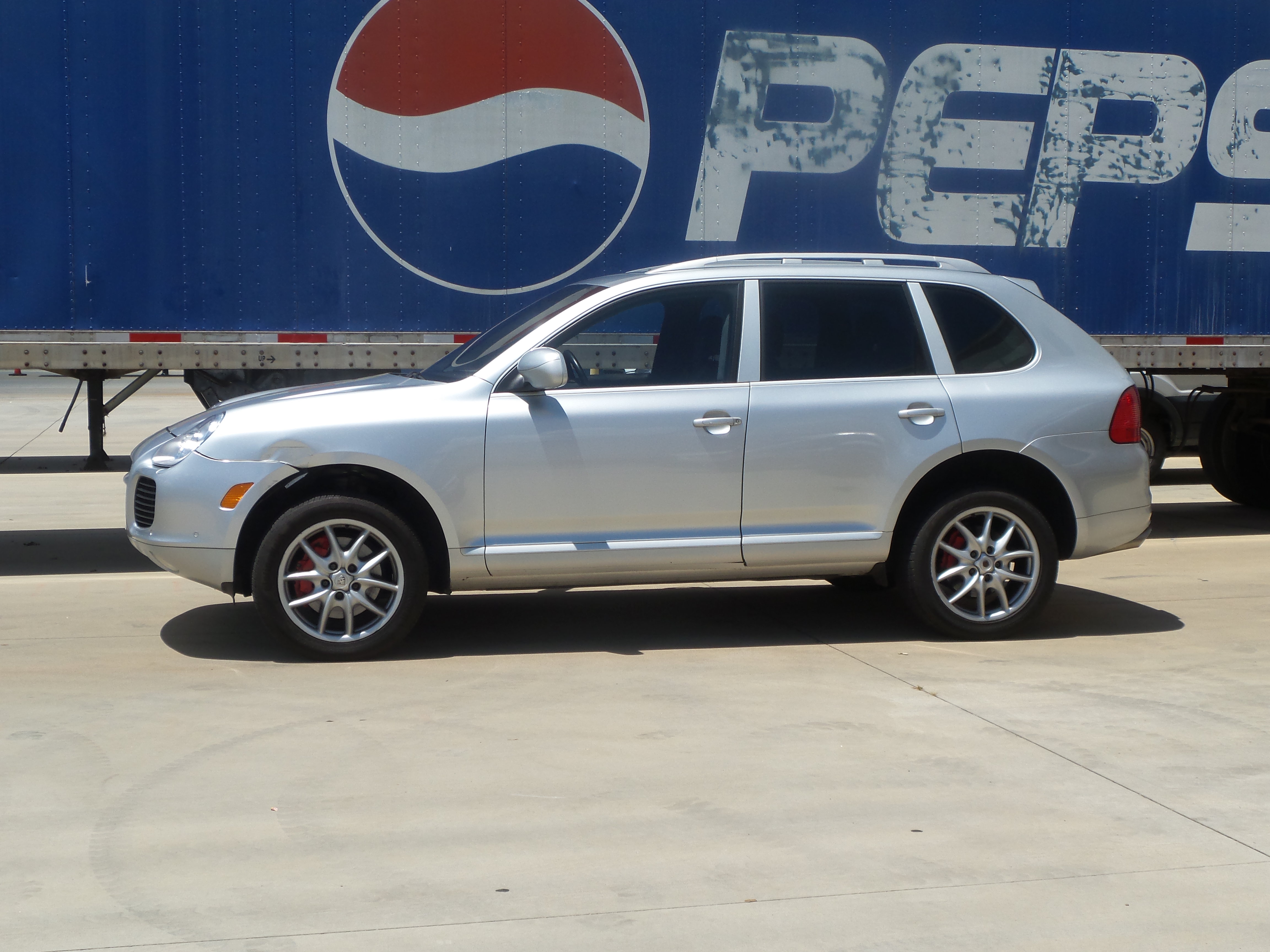Used 2004 Porsche Cayenne Turbo AWD/4WD image 2