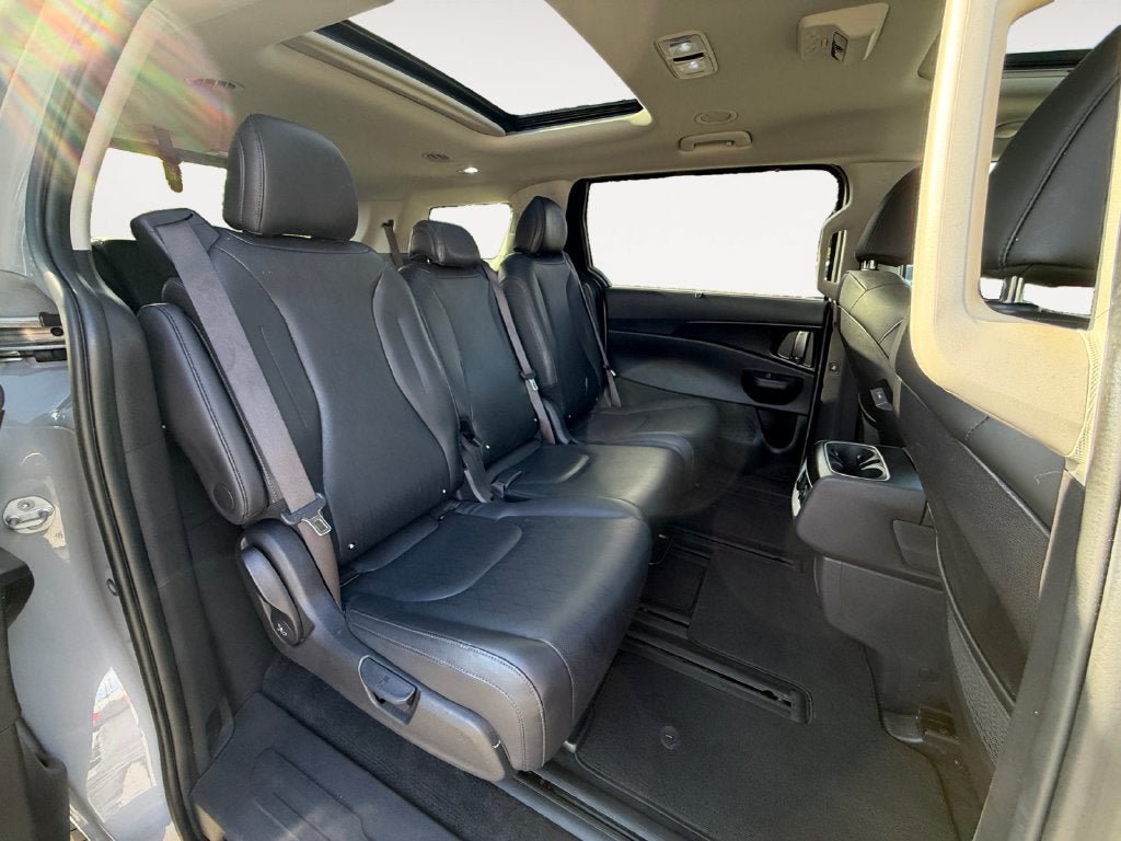 Used 2025 Kia Carnival SX w/ SX Dark Edition Package FWD image 24