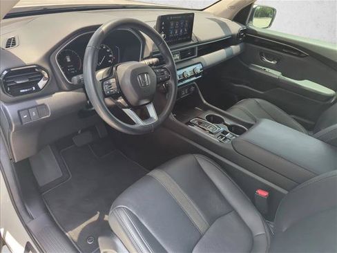 Used 2025 Honda Pilot Touring image 8