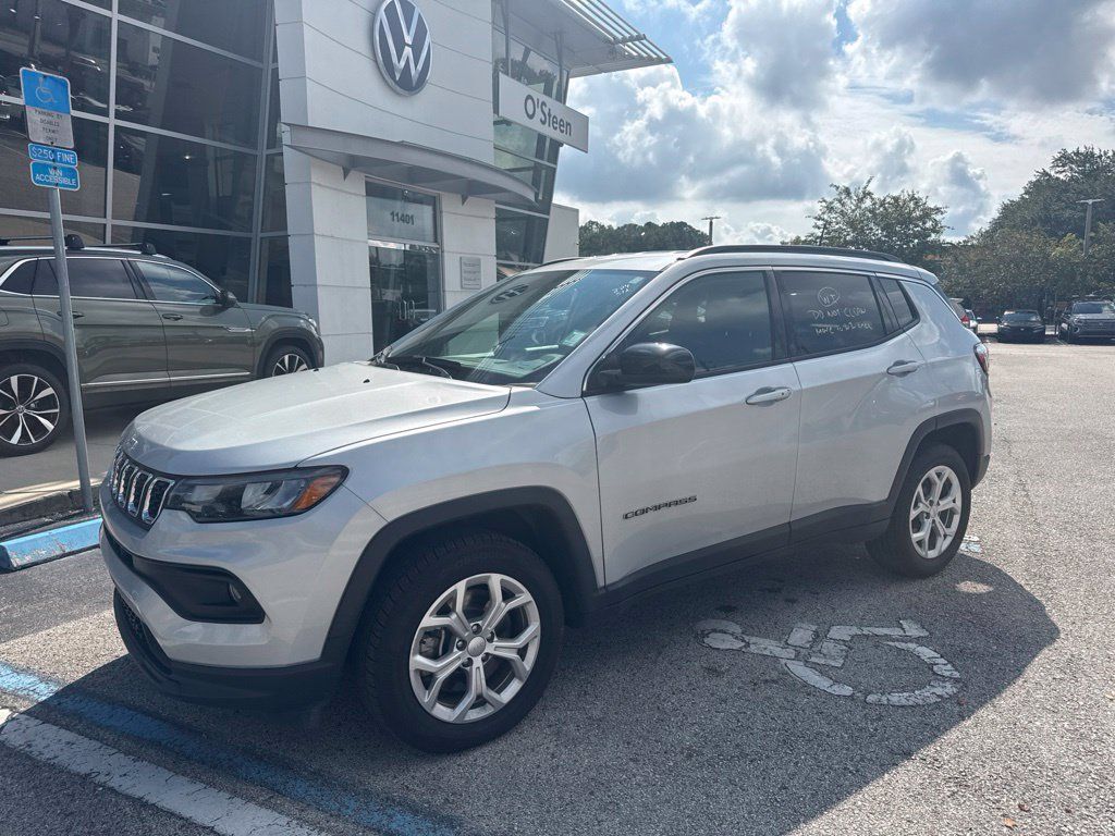 Used 2024 Jeep Compass Latitude AWD/4WD image 1