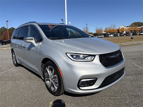 Used 2024 Chrysler Pacifica Pinnacle image 3