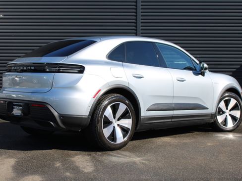 Used 2024 Porsche Macan 4 Electric image 8