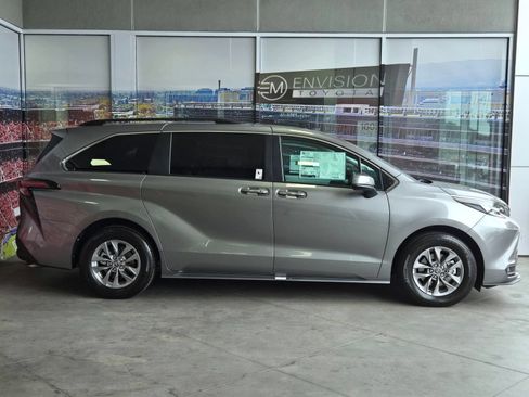 Certified 2026 Toyota Sienna XLE FWD image 4