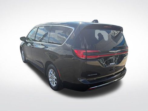 Used 2024 Chrysler Pacifica Touring-L FWD image 10
