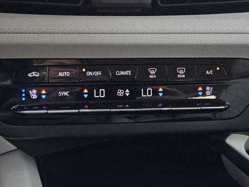 Used 2022 Buick Envision Avenir w/ Technology Package II FWD image 19