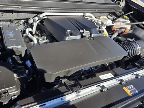 Used 2025 GMC Canyon Denali image 18