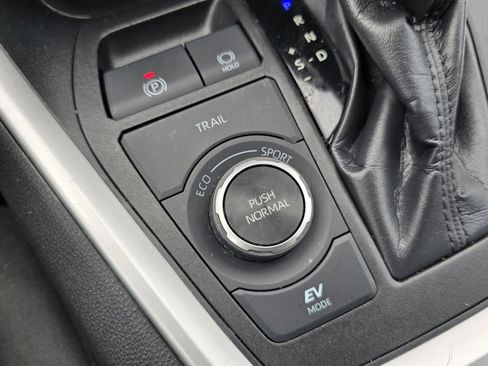 Used 2021 Toyota RAV4 LE AWD/4WD image 6