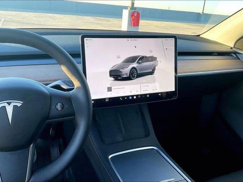 Used 2025 Tesla Model Y Long Range image 8