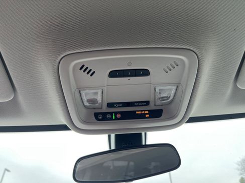 Used 2019 Chevrolet Traverse LT image 38