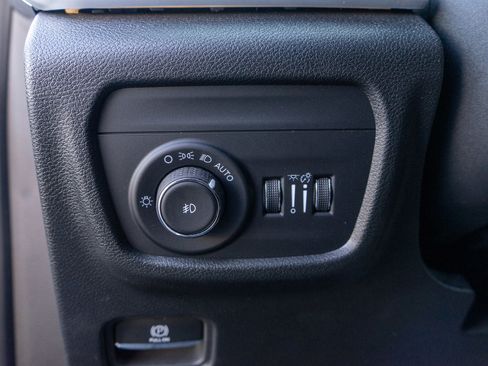 Used 2023 Jeep Grand Cherokee Limited w/ Black Appearance Package image 16