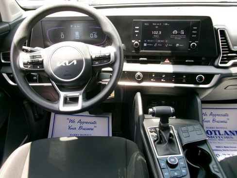 Used 2025 Kia Sportage LX FWD image 11