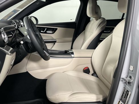 Used 2025 Mercedes-Benz GLC 300 4MATIC image 10