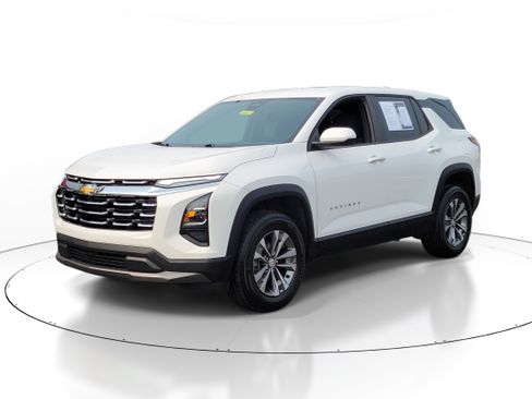 Used 2025 Chevrolet Equinox LT FWD image 2