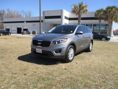 Used 2017 Kia Sorento LX w/ LX Convenience Package image 7
