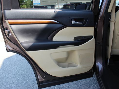 Used 2018 Toyota Highlander Limited AWD/4WD image 19
