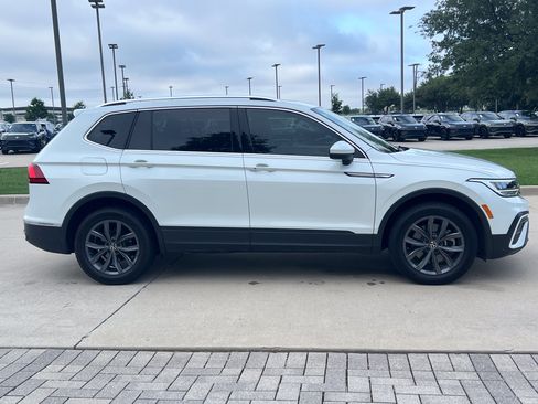 Used 2023 Volkswagen Tiguan SE w/ Panoramic Sunroof Package FWD image 11