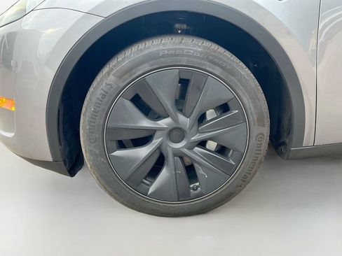 Used 2024 Tesla Model Y Long Range RWD image 29
