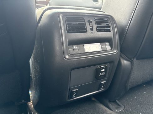 Used 2015 Nissan Pathfinder SL w/ SL Tech Package image 12