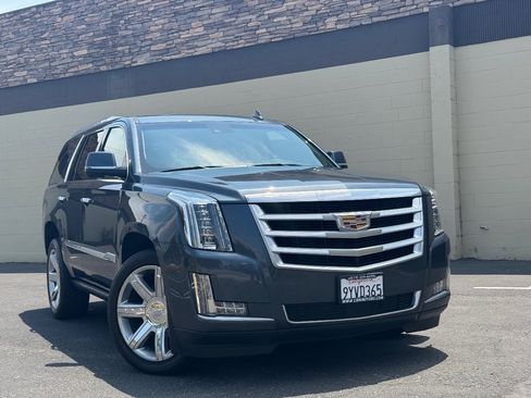 Used 2019 Cadillac Escalade Premium Luxury AWD/4WD image 2