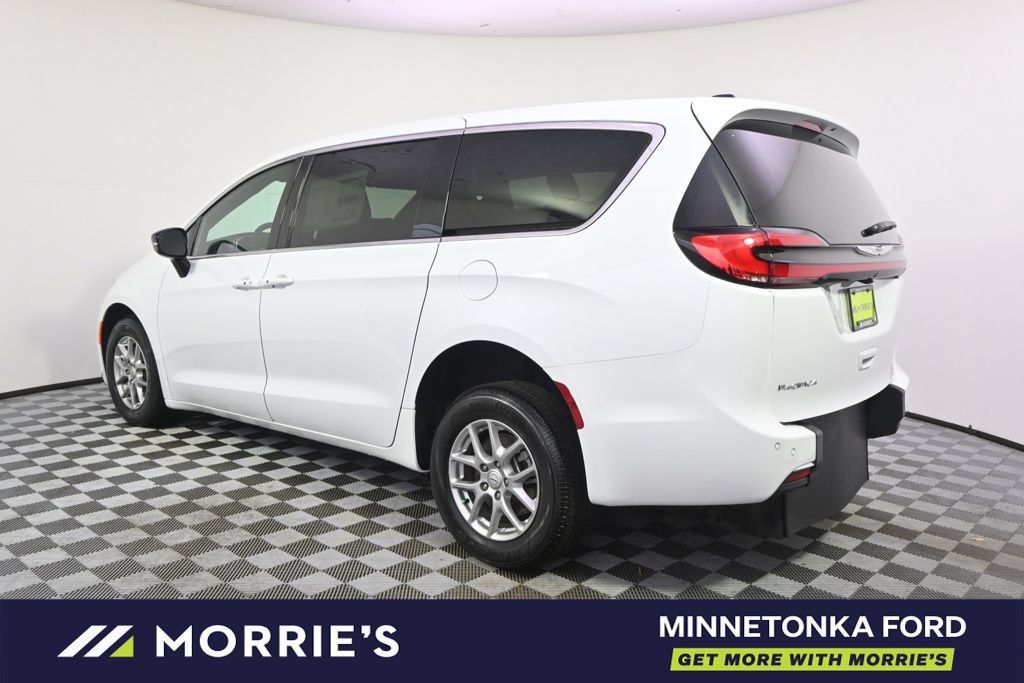 Used 2026 Chrysler Pacifica Select FWD image 4