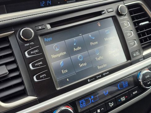 Used 2018 Toyota Highlander SE image 30