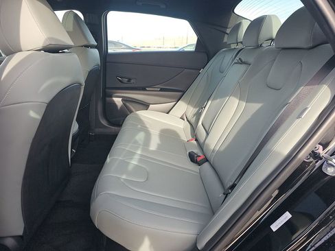 Used 2025 Hyundai Elantra Limited image 8