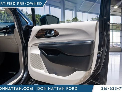 Used 2023 Chrysler Pacifica Limited FWD image 23