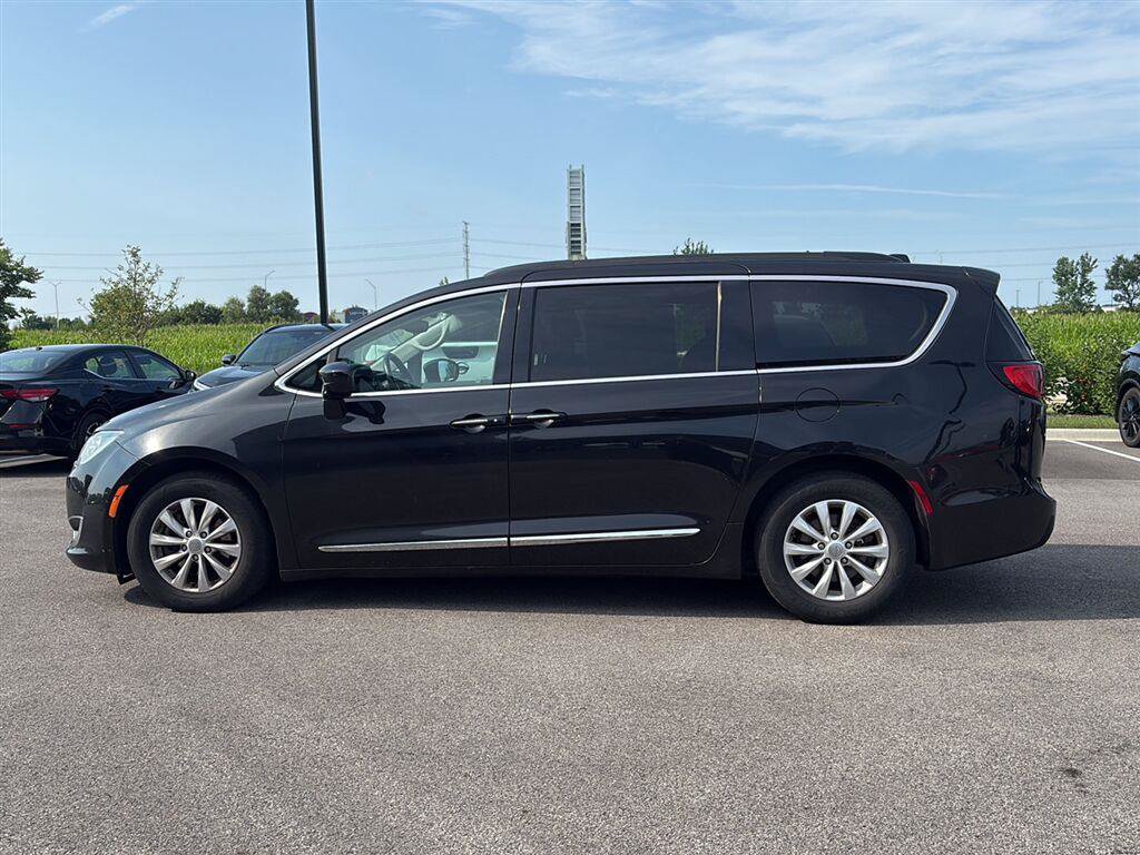 Used 2017 Chrysler Pacifica Touring-L FWD image 7