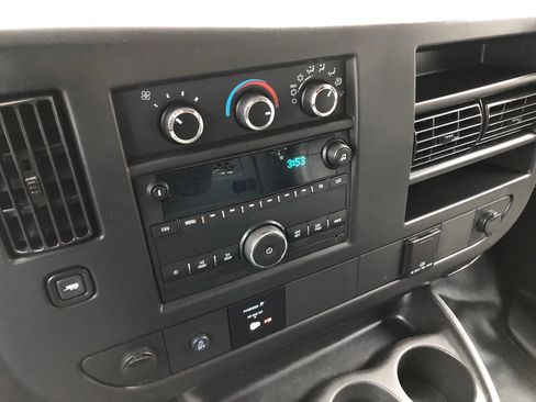 Used 2016 GMC Savana 3500 image 27