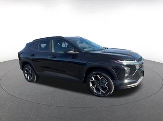 Used 2025 Chevrolet Trax LT w/ LT Convenience Package FWD video 2