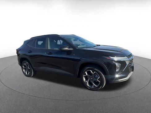 Used 2025 Chevrolet Trax LT w/ LT Convenience Package FWD image 2