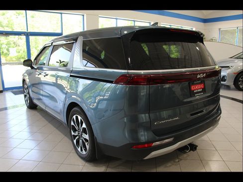Used 2022 Kia Carnival EX FWD image 7