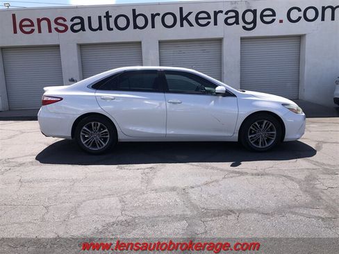 Used 2017 Toyota Camry SE FWD image 1