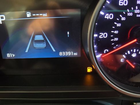 Used 2023 Kia Carnival LX FWD image 23