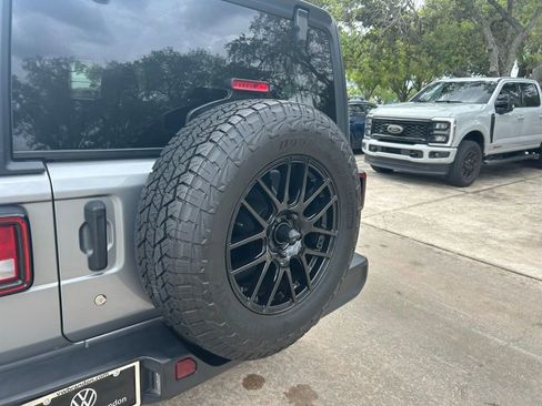 Used 2020 Jeep Wrangler Unlimited Sahara AWD/4WD image 31