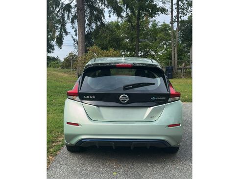 Used 2018 Nissan Leaf SV w/ SV Technology Package FWD image 5