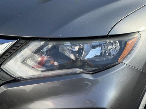 Used 2018 Nissan Rogue SV w/ Premium Package FWD image 2