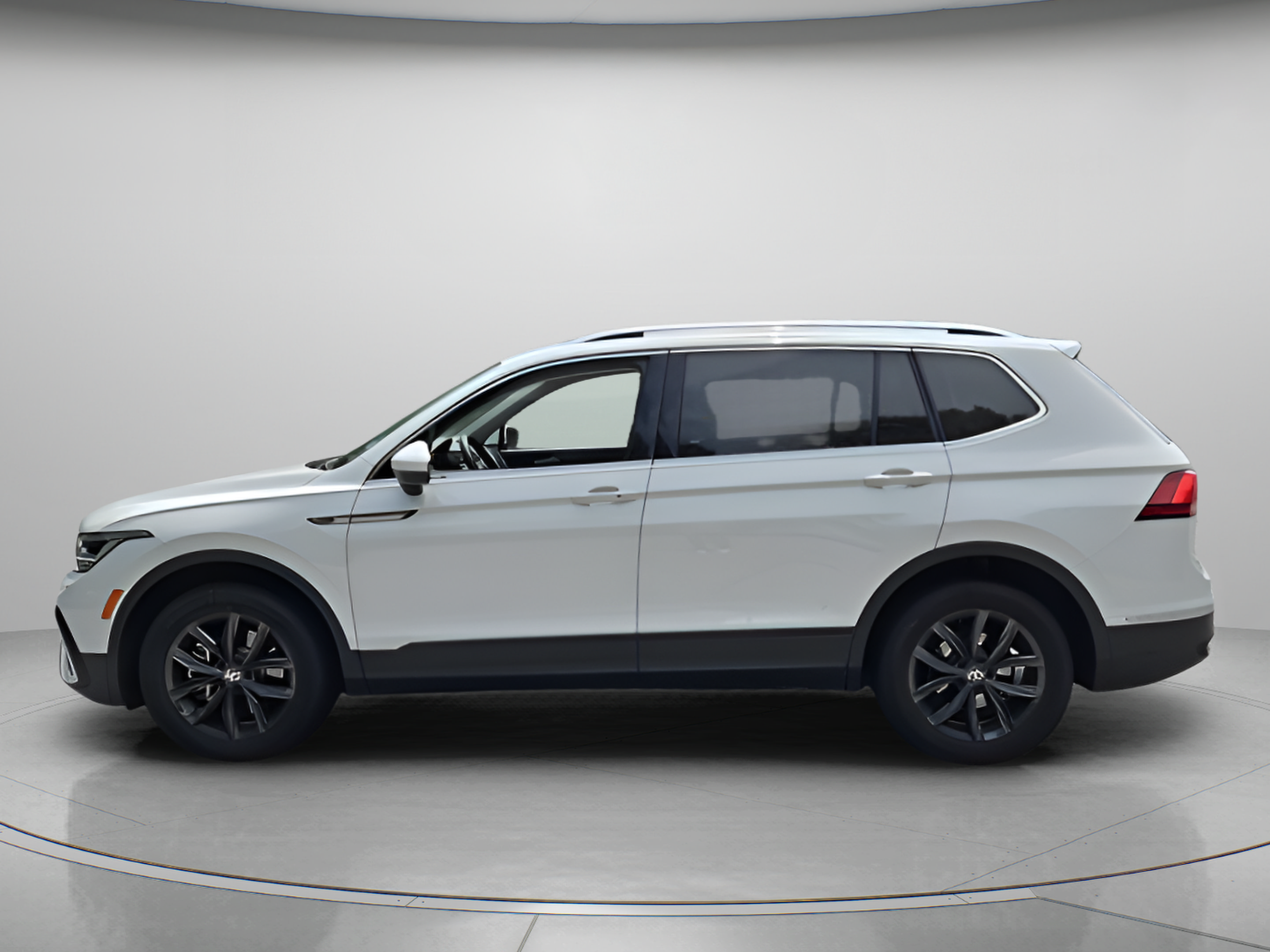 Certified 2024 Volkswagen Tiguan SE AWD/4WD image 2