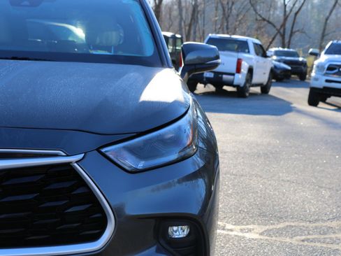 Used 2021 Toyota Highlander XLE image 13