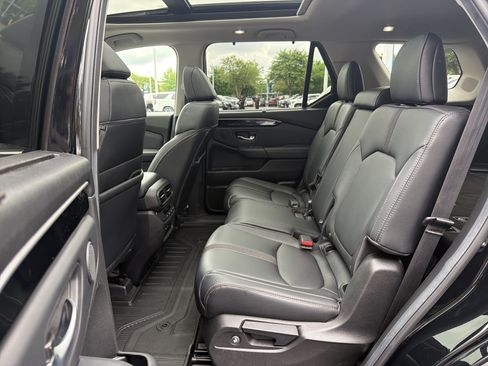 Used 2025 Honda Pilot Touring image 32